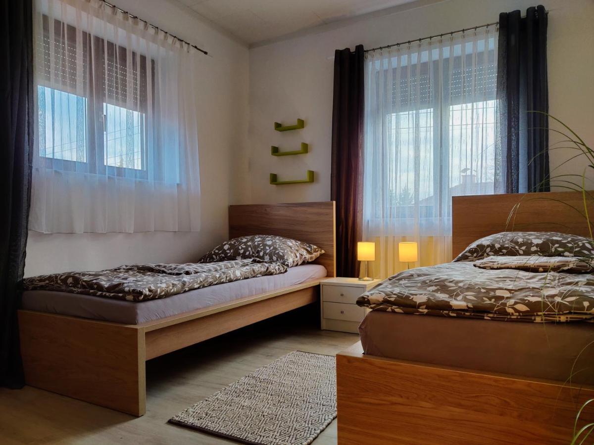 Holiday Home In Quiet Beautiful Area With Two Separate, Modern, Furnished Apartments Deutsch-Wagram Exterior foto