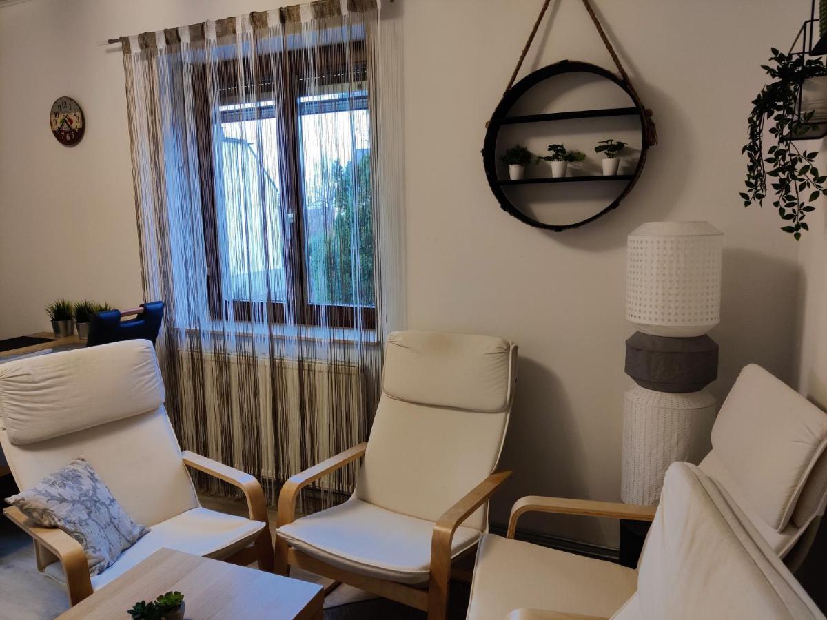 Holiday Home In Quiet Beautiful Area With Two Separate, Modern, Furnished Apartments Deutsch-Wagram Exterior foto